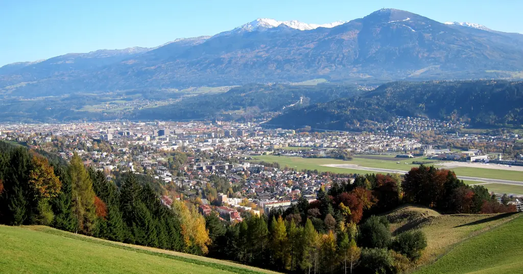 Dating Seiten Innsbruck: Panorama der Stadt vor den Bergen