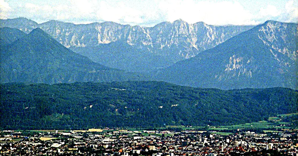 Dating Seiten Klagenfurt: Blick über die Stadt bis zu den Bergen