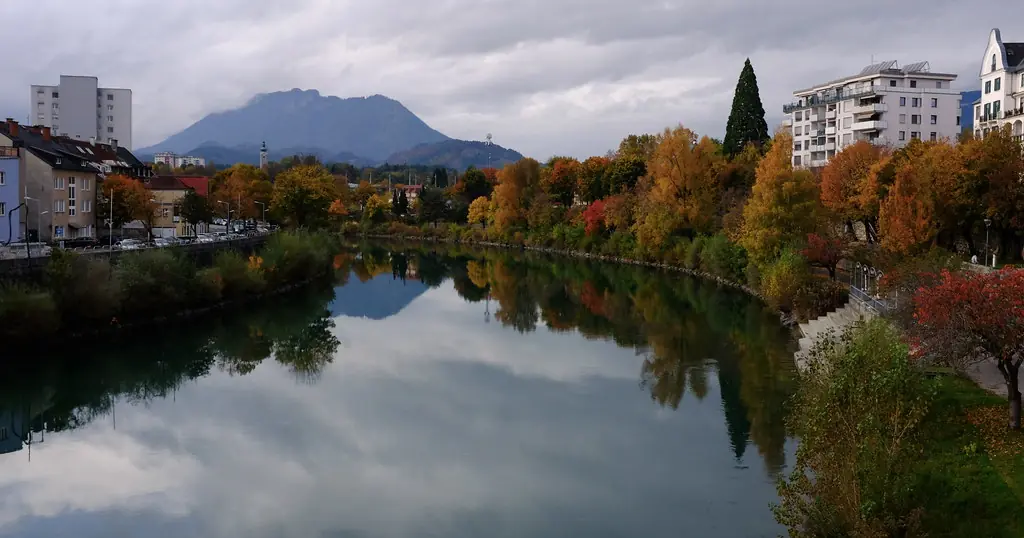 Dating Seiten Villach: die Drau mit Häusern am Ufer und Bergen im Hintergrund